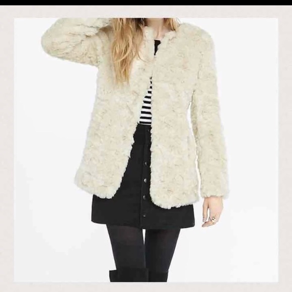 Express Jackets & Blazers - 2x ᕼᑭ🎊FAUX FUR ᑕOᗩT